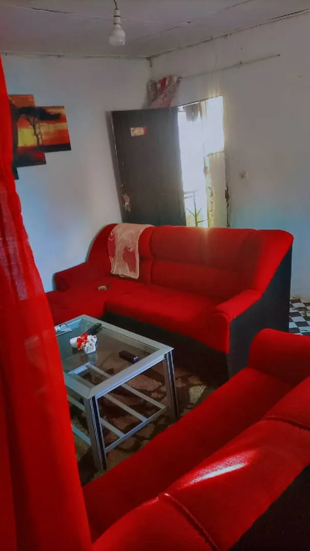 Image 3 de Semi appartement à louer 2 chambres salon et cuisine situé à yaounBiyem-assi biscuiterie en bordure de route