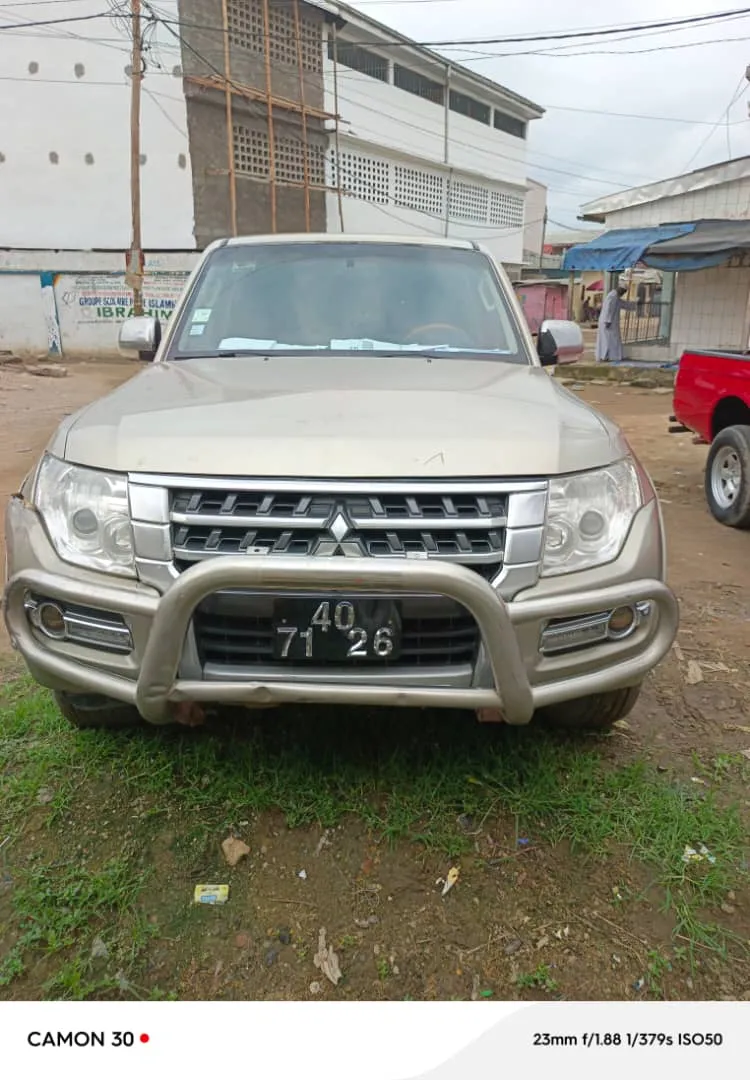 Image 2 de Mitsubishi Pajero 2015 occasion Cameroun boîte automatique moteur essence (V6) climatisation d'origine peinture d'origine avec 4x4
