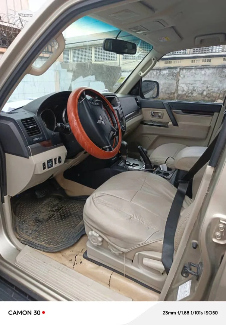 Image 3 de Mitsubishi Pajero 2015 occasion Cameroun boîte automatique moteur essence (V6) climatisation d'origine peinture d'origine avec 4x4