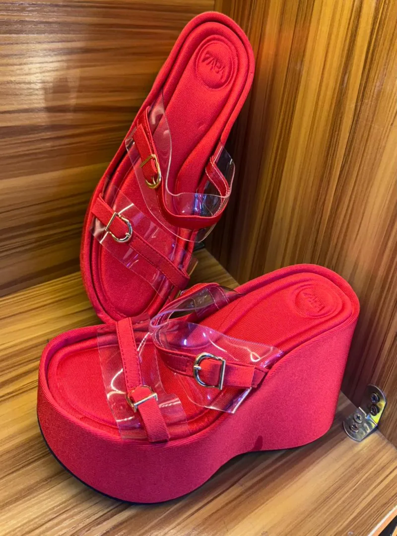 Image 4 de Les nuisette et vêtements 