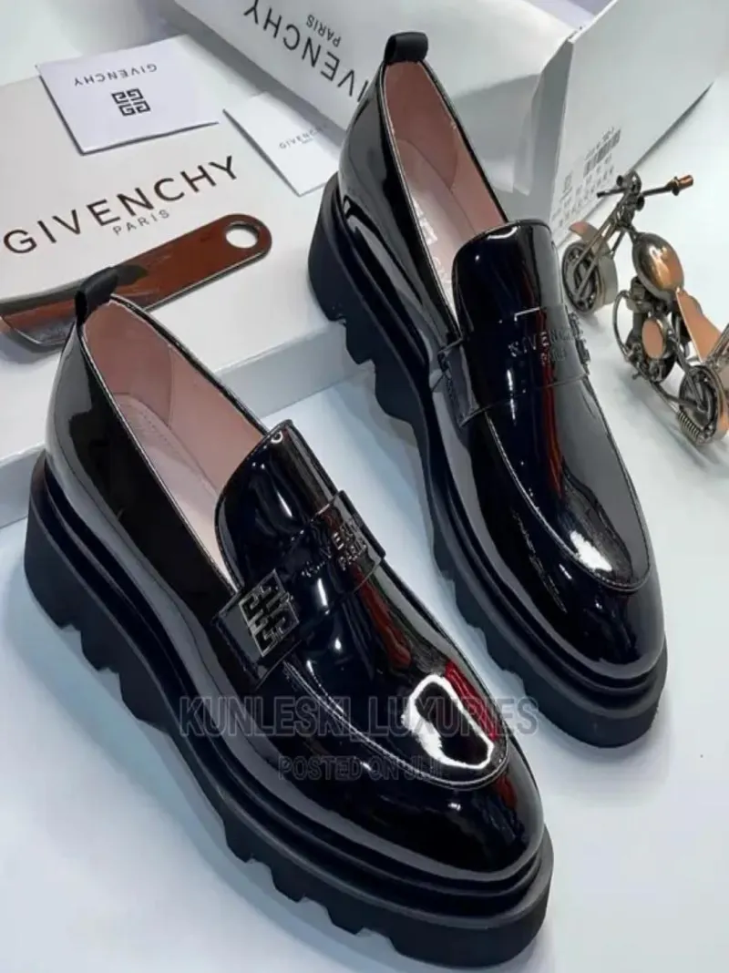Vends vêtements et chaussures 