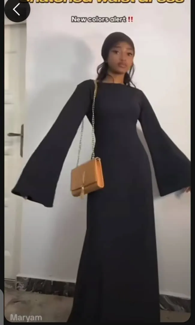 Robe noire matière lourde 