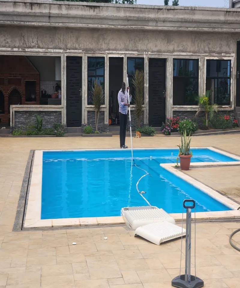 Image 2 de Un chauffeur personnel, expérience 5 ans , entretien de la piscine avec une expérience de 3 ans, jardinage avec une expérience de 7 ans.