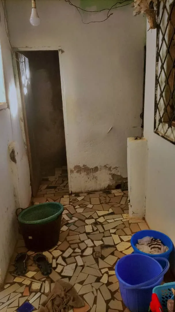 Semi appartement à louer 2 chambres salon et cuisine situé à yaounBiyem-assi biscuiterie en bordure de route