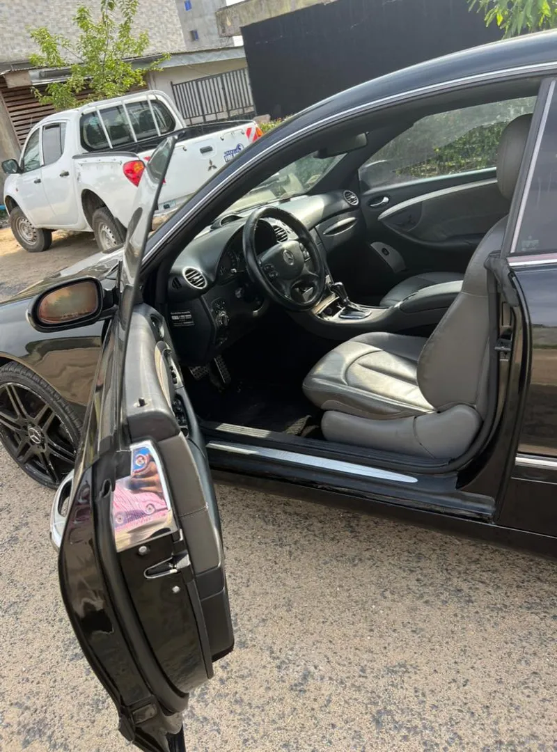 Image 2 de Je liquide la Mercedes CLK 200, annee 2007 sur douala. Bonne prix