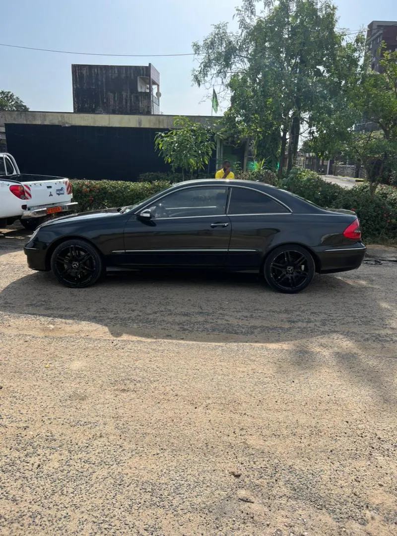 Image 3 de Je liquide la Mercedes CLK 200, annee 2007 sur douala. Bonne prix