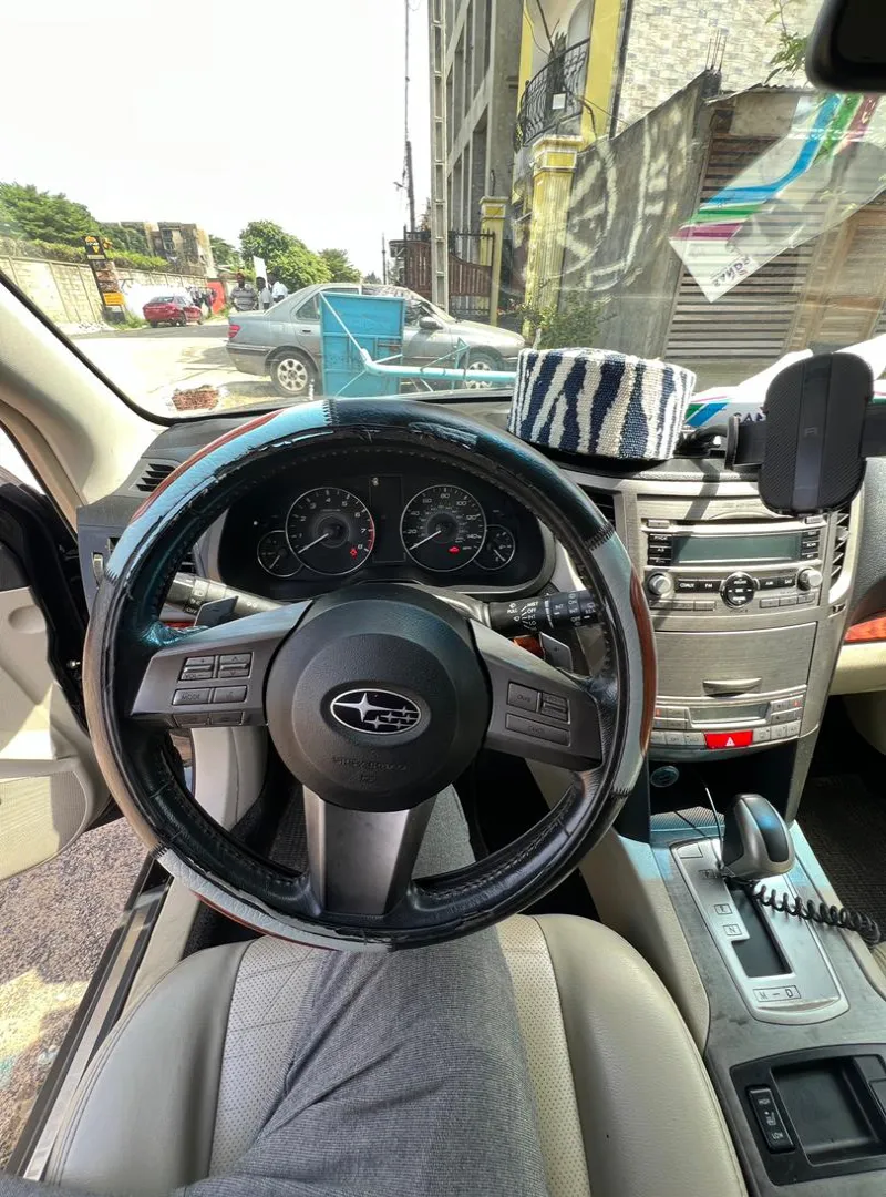 Image 2 de Liquidation Subaru OUTBACK 2.5i limite 2010 a vendre a 4 000 000fr. Tout function et les papiers a jour. Visible : kotto carrefour des immeubles  Contact : 675 522 110  