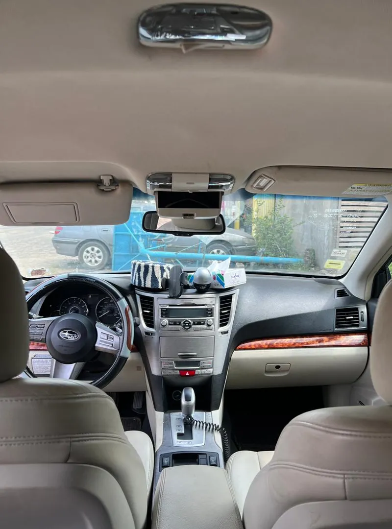 Image 3 de Liquidation Subaru OUTBACK 2.5i limite 2010 a vendre a 4 000 000fr. Tout function et les papiers a jour. Visible : kotto carrefour des immeubles  Contact : 675 522 110  