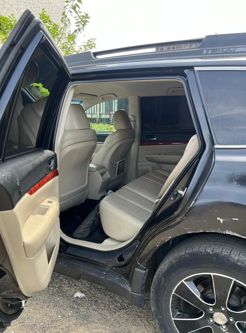 Image 4 de Liquidation Subaru OUTBACK 2.5i limite 2010 a vendre a 4 000 000fr. Tout function et les papiers a jour. Visible : kotto carrefour des immeubles  Contact : 675 522 110  