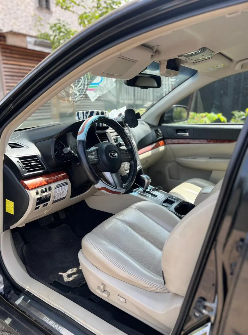 Image 5 de Liquidation Subaru OUTBACK 2.5i limite 2010 a vendre a 4 000 000fr. Tout function et les papiers a jour. Visible : kotto carrefour des immeubles  Contact : 675 522 110  