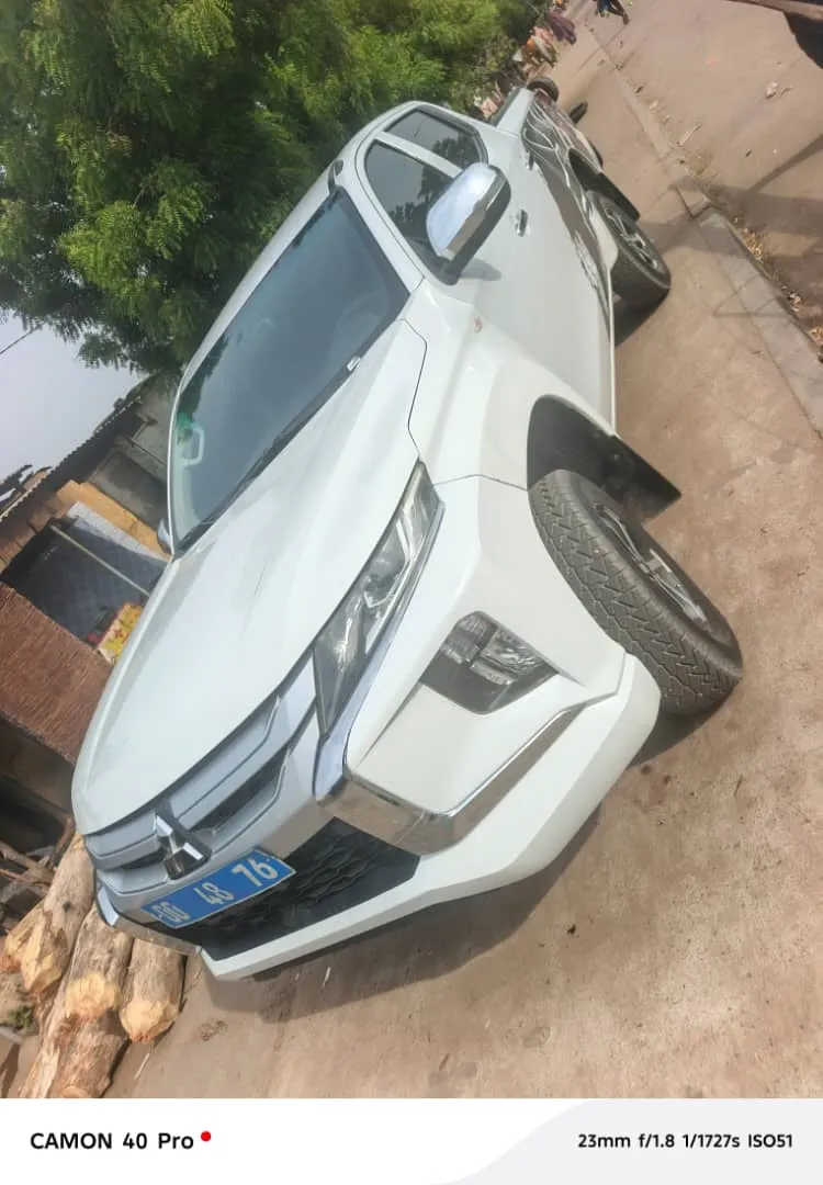 Occasion d'europe 🌍    *MITSUBISHI L200*   *PICK-UP DOUBLE* *CABINE*  Année *2019*  Manuelle   *essence 4 cylindres*  Climatisation d'origine  Peinture d'origine  Sièges en cuir   *39800 km au compteur*  Jantes chromées  4 × 4 actif  Full option  