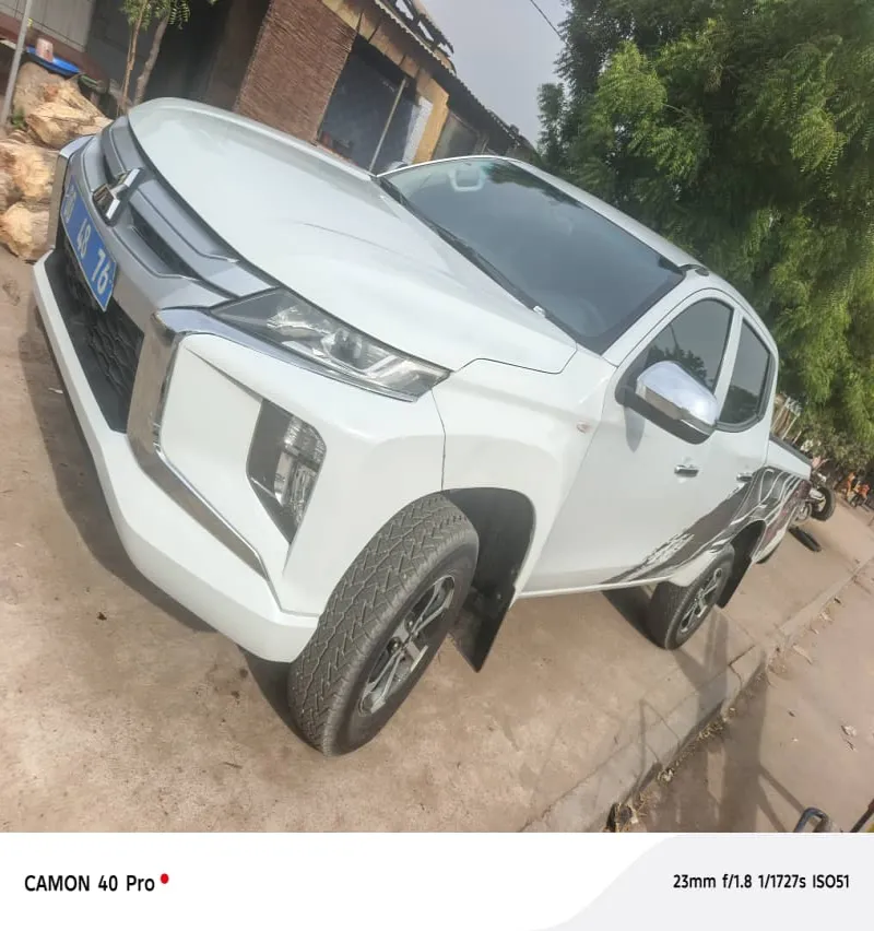 Image 2 de Occasion d'europe 🌍    *MITSUBISHI L200*   *PICK-UP DOUBLE* *CABINE*  Année *2019*  Manuelle   *essence 4 cylindres*  Climatisation d'origine  Peinture d'origine  Sièges en cuir   *39800 km au compteur*  Jantes chromées  4 × 4 actif  Full option  