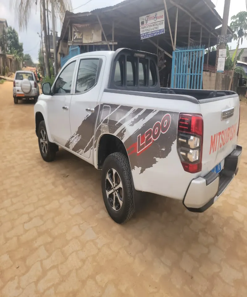Image 3 de Occasion d'europe 🌍    *MITSUBISHI L200*   *PICK-UP DOUBLE* *CABINE*  Année *2019*  Manuelle   *essence 4 cylindres*  Climatisation d'origine  Peinture d'origine  Sièges en cuir   *39800 km au compteur*  Jantes chromées  4 × 4 actif  Full option  