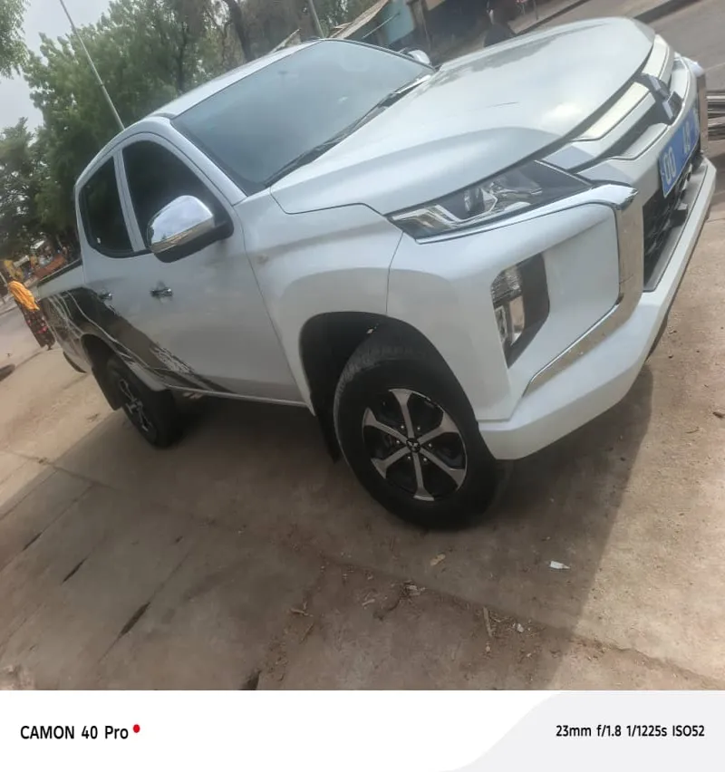 Image 4 de Occasion d'europe 🌍    *MITSUBISHI L200*   *PICK-UP DOUBLE* *CABINE*  Année *2019*  Manuelle   *essence 4 cylindres*  Climatisation d'origine  Peinture d'origine  Sièges en cuir   *39800 km au compteur*  Jantes chromées  4 × 4 actif  Full option  
