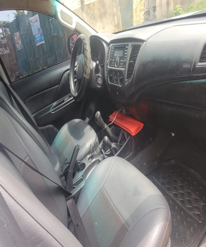 Image 5 de Occasion d'europe 🌍    *MITSUBISHI L200*   *PICK-UP DOUBLE* *CABINE*  Année *2019*  Manuelle   *essence 4 cylindres*  Climatisation d'origine  Peinture d'origine  Sièges en cuir   *39800 km au compteur*  Jantes chromées  4 × 4 actif  Full option  
