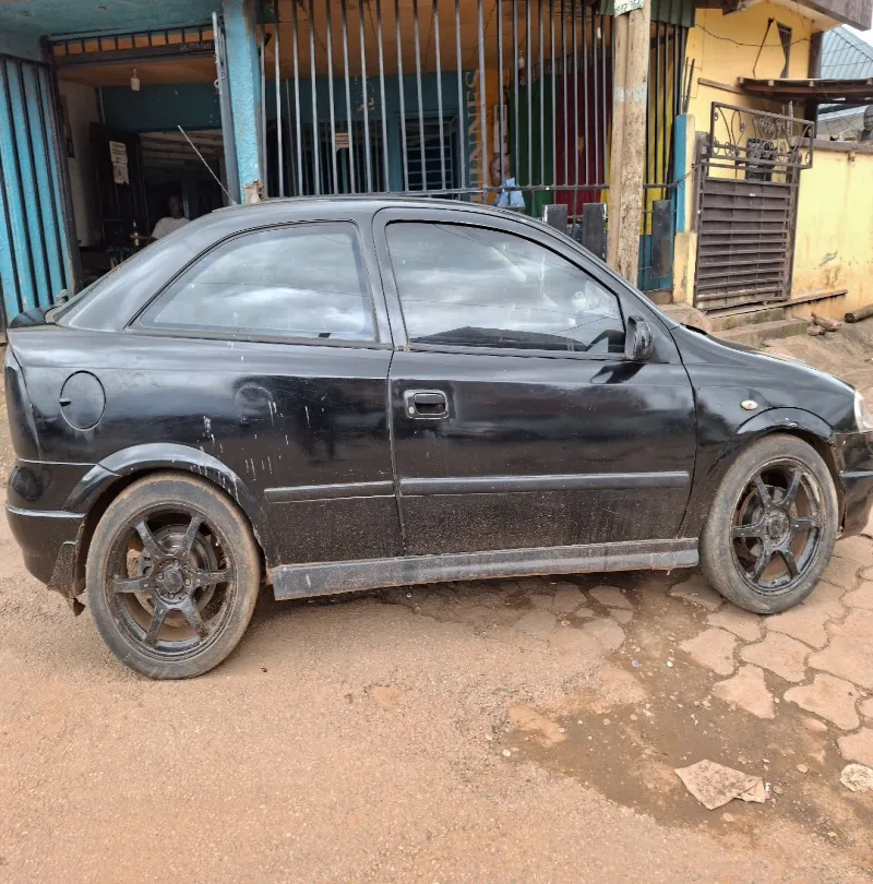 Vends Voiture Opel Astra année 2000 essence, 3 portières encore en bonne état 