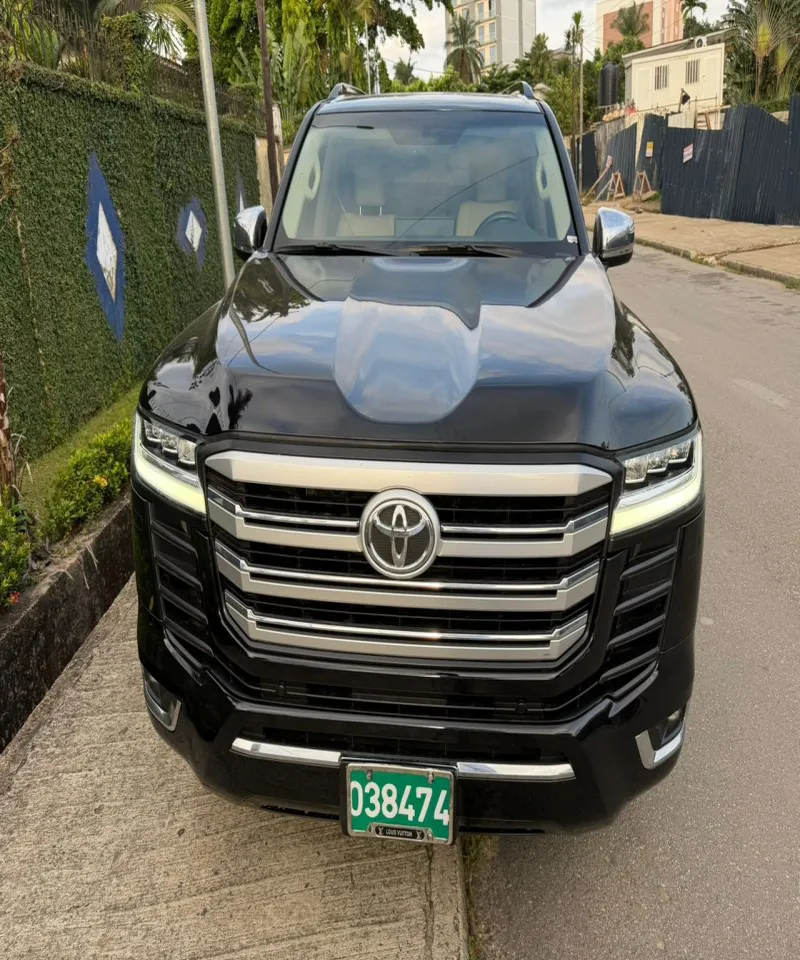 Image 1 de TOYOTA LANDCRUISER VX ANNÉE 2023 DIESEL TWIN TURBO À VENDRE DOUALA 